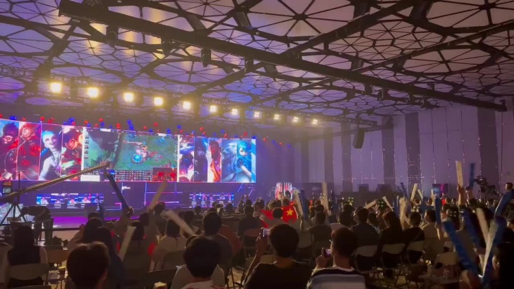 亚运征途中国队全胜收官，现场观众手持五星红旗庆祝胜利