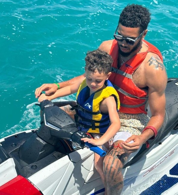 阳光沙滩大海塔图姆晒父亲节和儿子合照deuce的爸爸