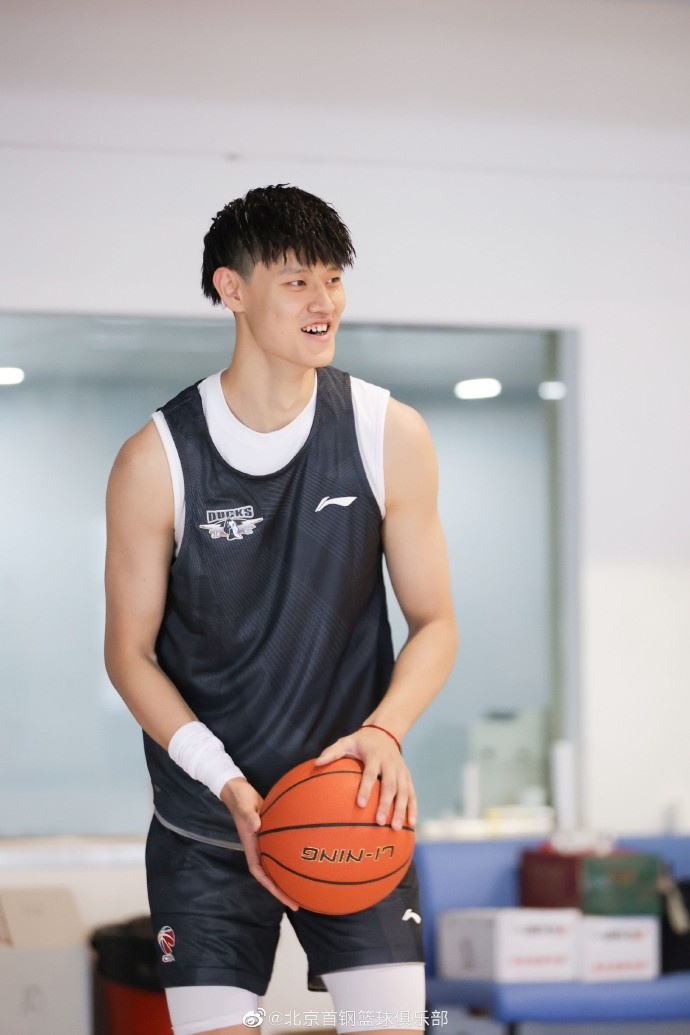 北京男篮晒曾凡博训练照逮到一只第一天归队的小可爱