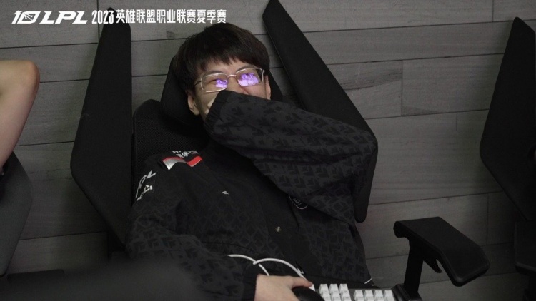 EDG赛前花絮：和教练赛前拥抱的Ale
