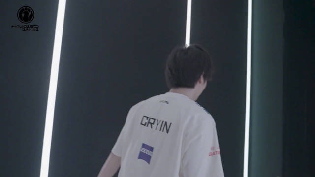 iG赛场花絮：社交达人Cryin与昔日队友激情互动