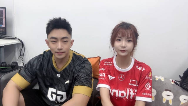 赛前预测解说硕硕认为：没有李哥的T1将会被GEN二比零带走