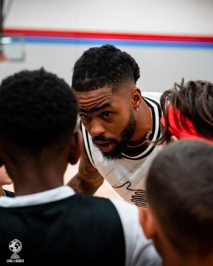 传承下一代湖人官微晒出拉塞尔开设训练营现场照