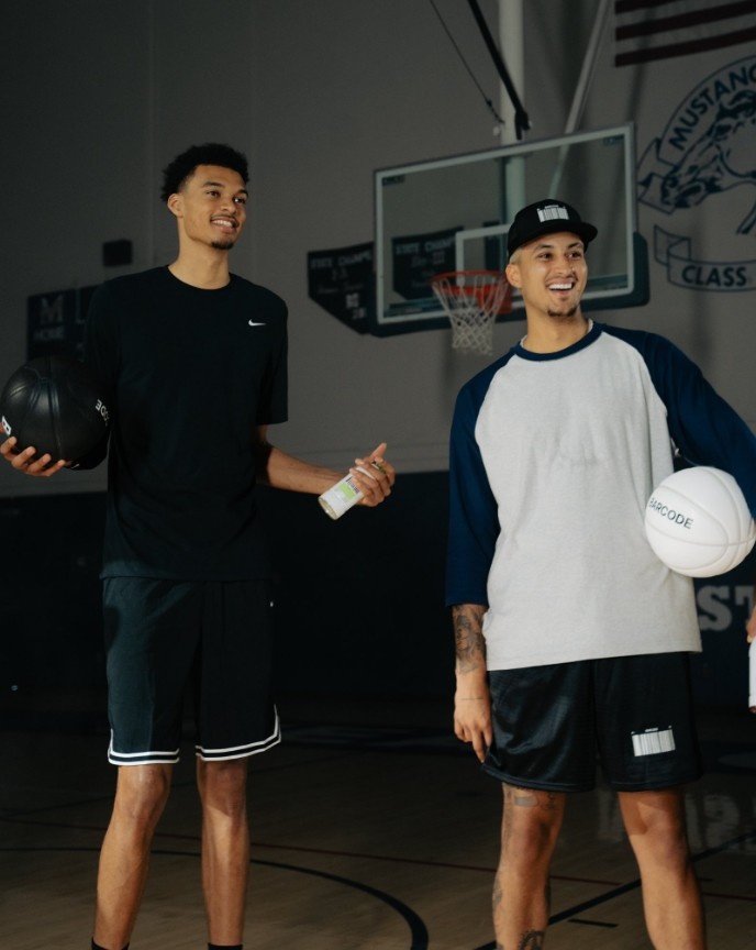 这是什么联动库兹马晒和文班亚马帅气合照