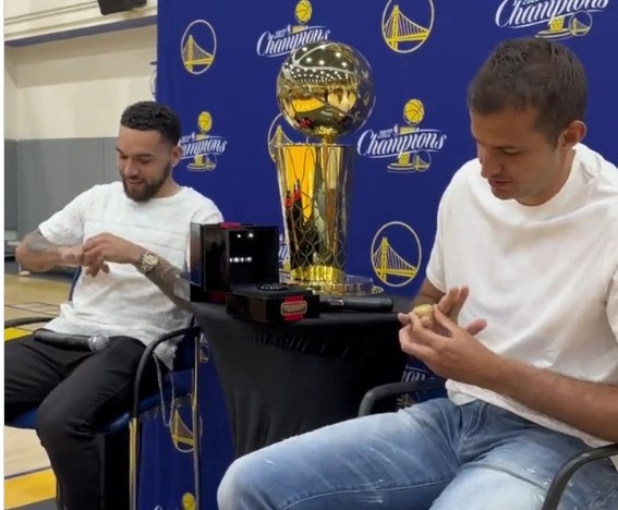 爱不释手！勇士旧将切奥扎&别利察拿到2022年NBA总冠军戒指