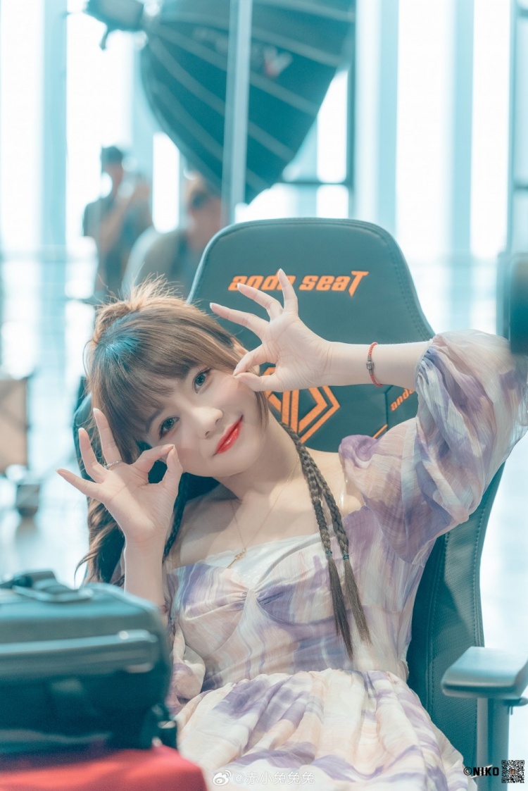 解说赤小兔晒照美若冰霜