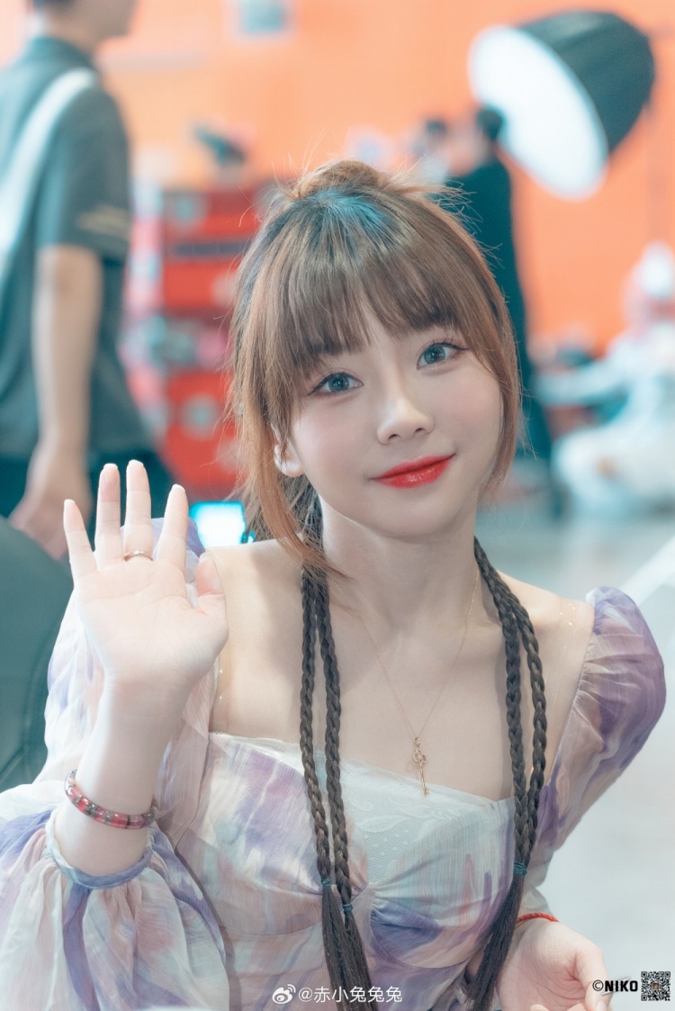 解说赤小兔晒照美若冰霜