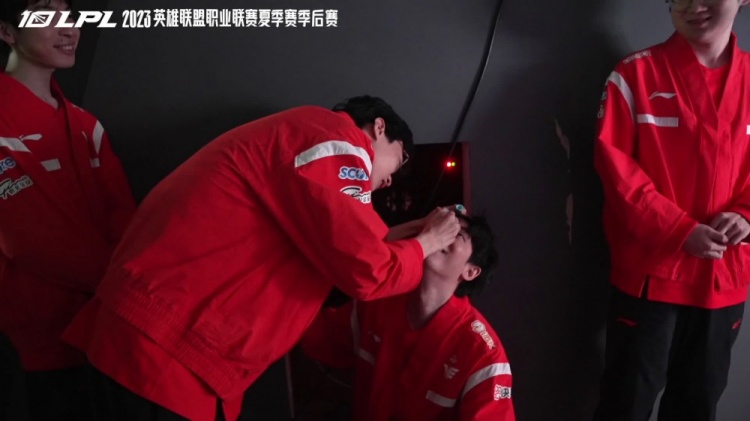 队内氛围太好WE中单Shanks帮Heng滴眼药水