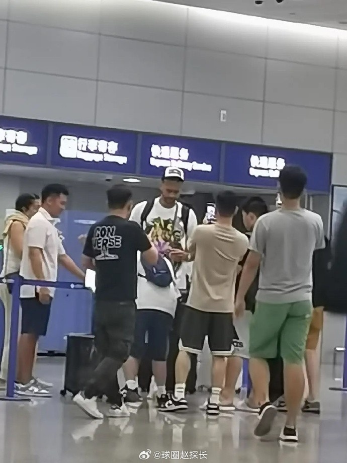 媒体人：李凯尔同志真不戳呀上海机场深夜为球迷签名
