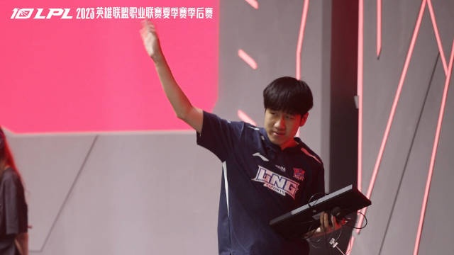 LPL选手赛后花絮：跟粉丝们挥手示意的GALA