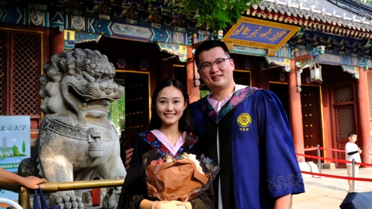 我们毕业啦万圣伟晒与女友北大毕业照广东男篮送上祝福