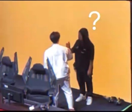 Shy哥线下被拉扯了！Theshy抖音更新：被裁判姐姐拉扯晕了