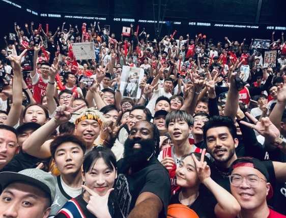 直播首页>nba篮球资讯>哈登晒中国行与球迷大合照:纵使时光荏苒爱依旧