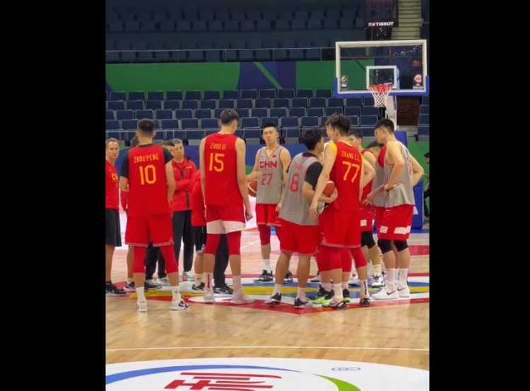 记者：李凯尔脚伤问题不大中国男篮明天中午将进行第二堂训练课