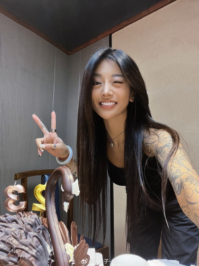 李添荣女友晒庆祝生日的合照知足进取健康顺利