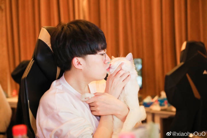 小猫都有女友了Xiaohu:我只是她们的狗,只是她们的仆人