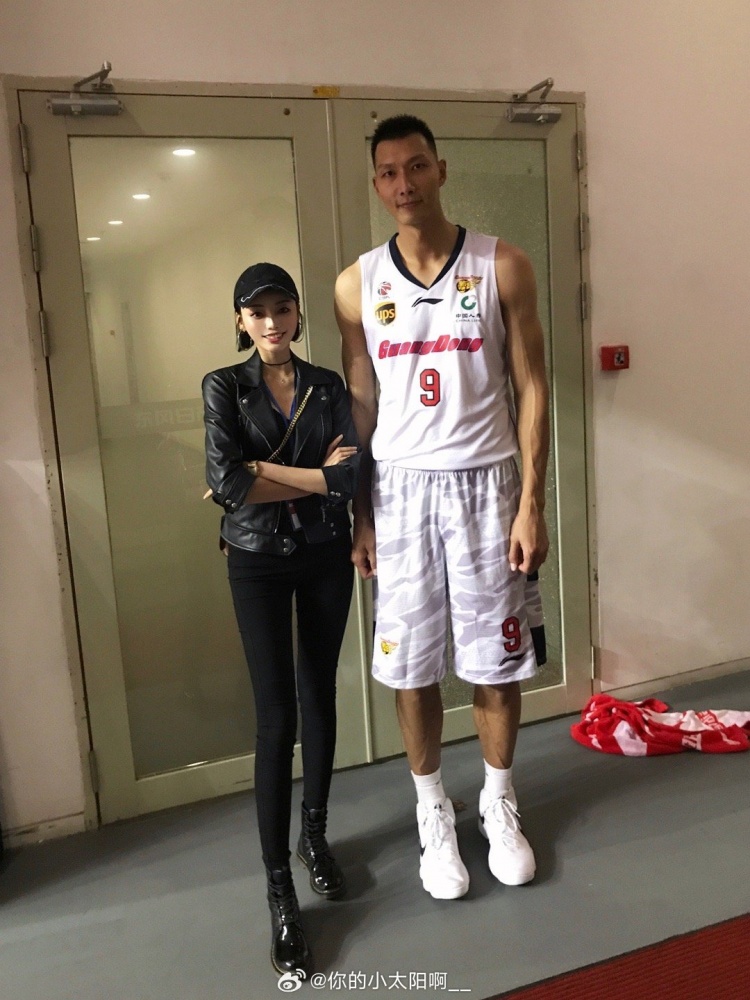 美女主持小太阳晒与易建联的合照深夜哭死真的很难说再见