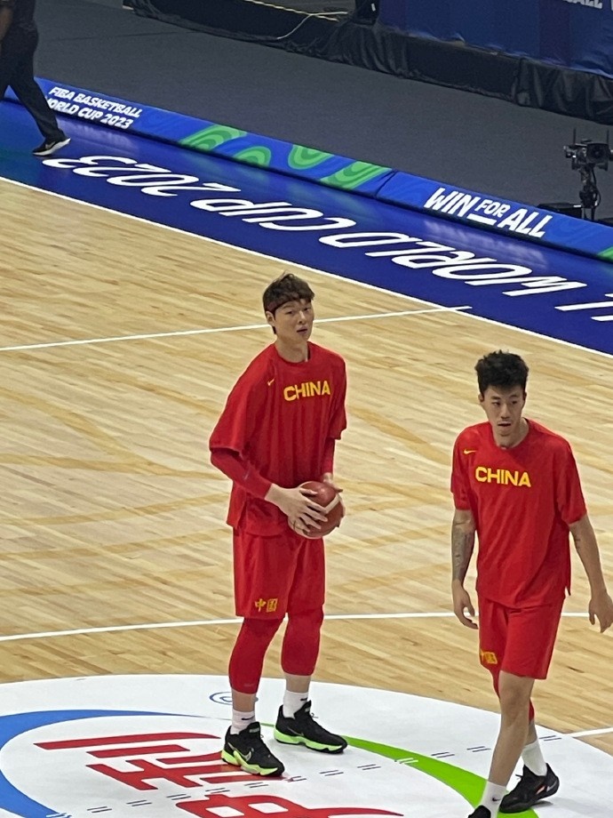 媒体人:赛前训练周鹏的脚似乎不太利索王哲林一直在练中远投