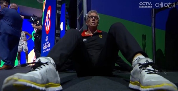 德国主帅赫伯特最后瘫坐在地上 没人能体会到教练背后付出多少