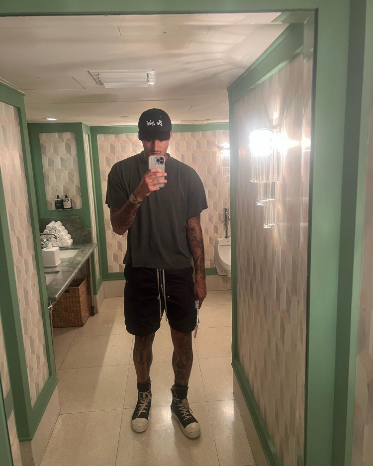 直播吧9月24日讯  奇才球星库兹马今日在ins晒出一组自己的时尚穿搭照