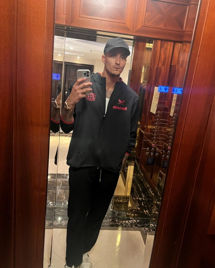 学就完事了库兹马ins晒个人最新日常穿搭照