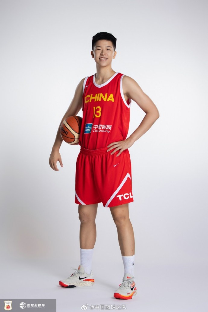 直播吧9月26日讯 中国篮球之队官博晒出中国女篮的亚运会定妆照并写道