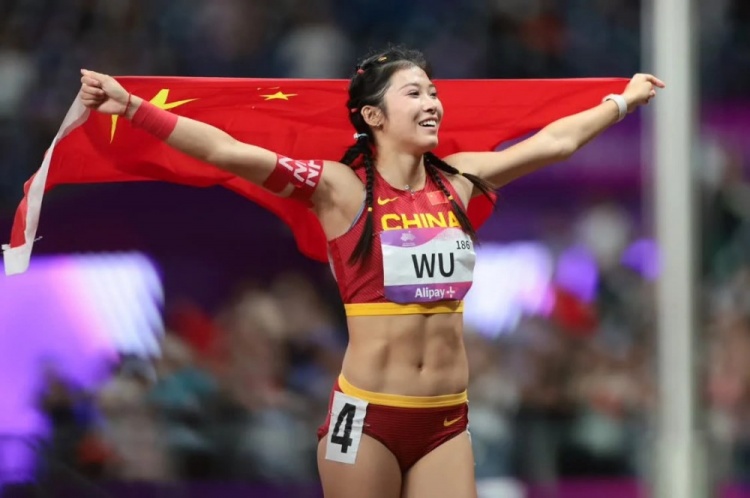 赛后，吴艳妮高举国旗庆祝