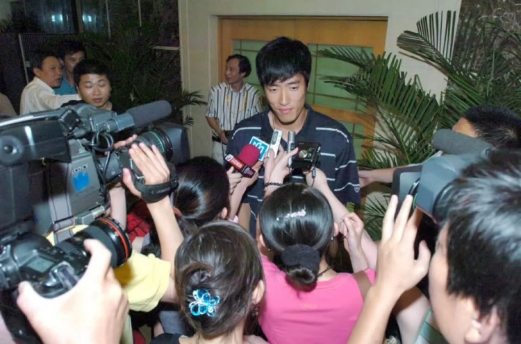 性格相对内敛的刘翔也能泰然面对采访