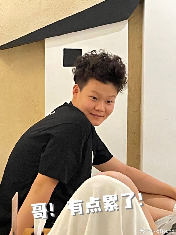 随队获得中国三人篮球联赛亚军 万济圆晒照：新赛季一起加油⛽️