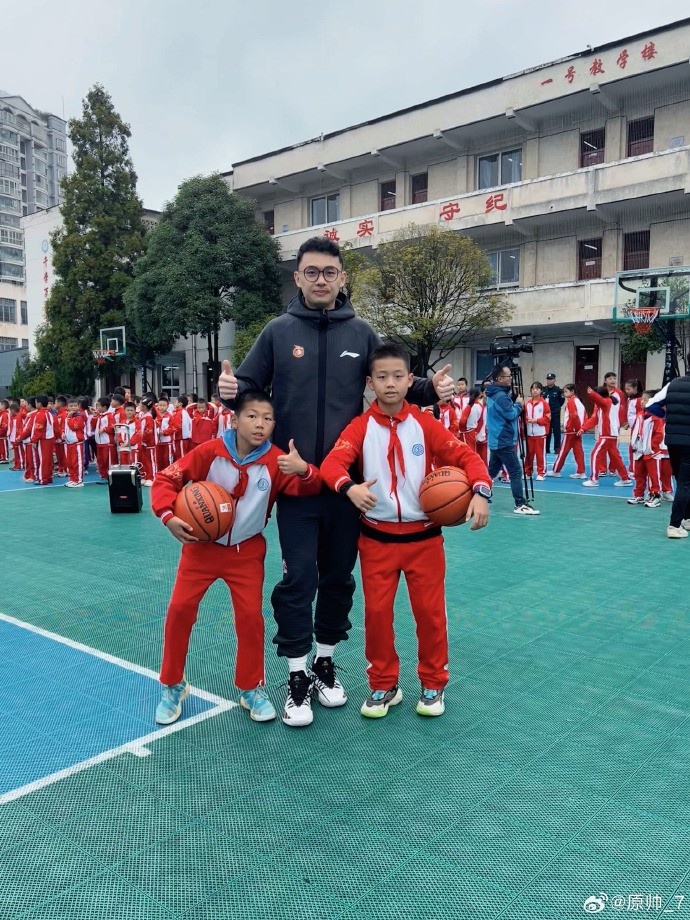 原帅参加校园行活动：很高兴能给孩子们带来帮助 祝健康成长❤️