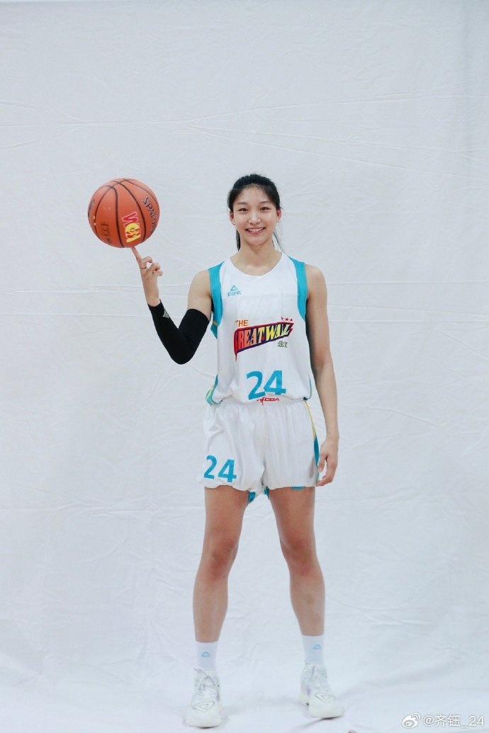 北京女篮球员齐钰晒定妆照专注于做更好的自己