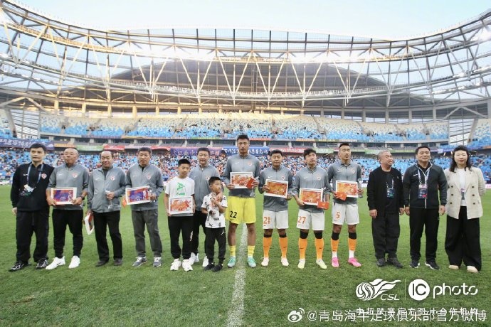 青岛海牛对阵大连人中场休息时为30年历史最佳阵容颁发纪念奖杯