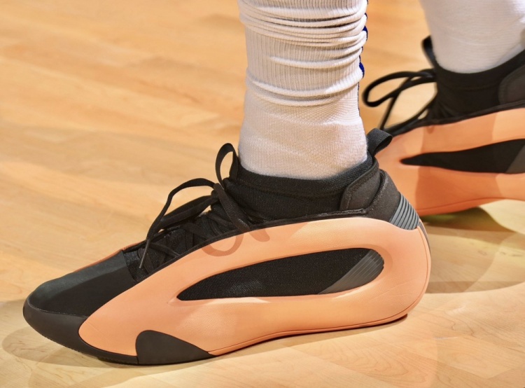 一起首秀哈登本场上脚全新哈登8代签名鞋