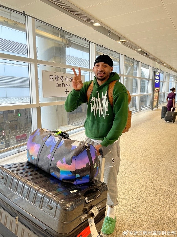 来了来了70浙江官博卡里克琼斯抵达香港预计明天与球队会合