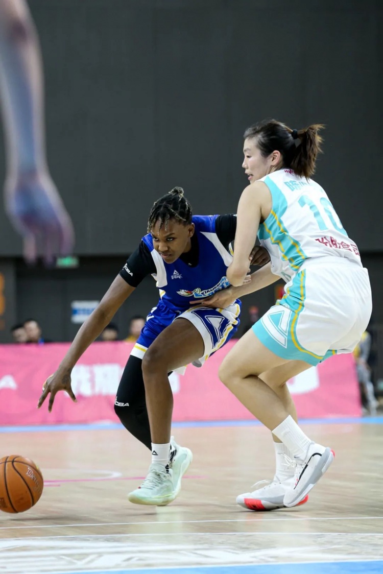 战报丨4人得分上双福建厦门白鹭女篮德比战失利