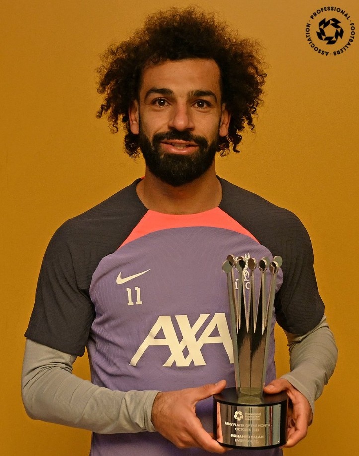 3场5球&连续两个月获奖，萨拉赫收到10月PFA最佳球员奖杯