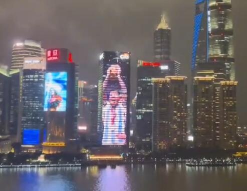 牌麵！上海黃浦江畔城市之窗為阿根廷亮燈，紀念世界杯奪冠一周年