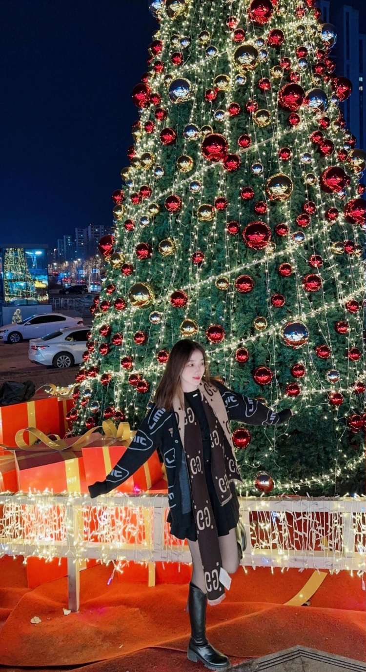 姜伟泽社媒晒女友美照：这个冬天 圣诞节快乐