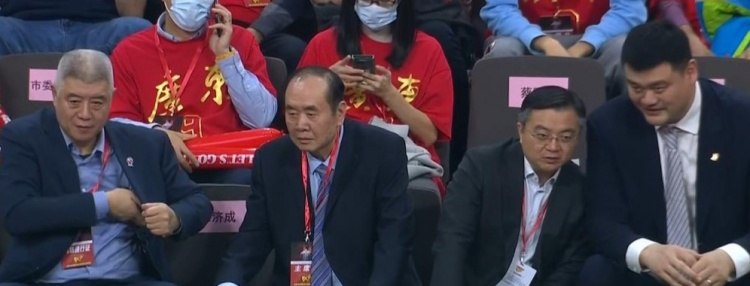 中国篮协主席姚明&副主席徐济成来到了易建联球衣退役的现场