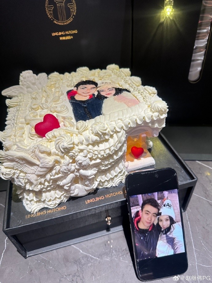 赵继伟与妻子庆祝一起9周年❤️订制二人首张合照的浪漫蛋糕