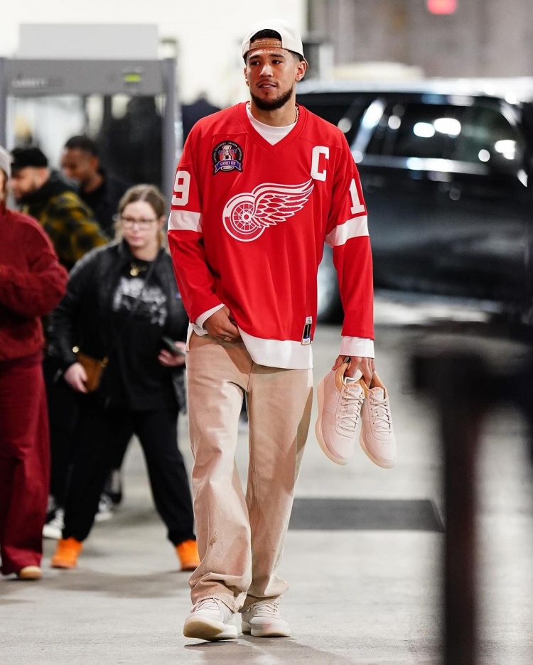 人帅穿啥都好看！布克身披NHL底特律红翼球衣 阳光帅气运动风