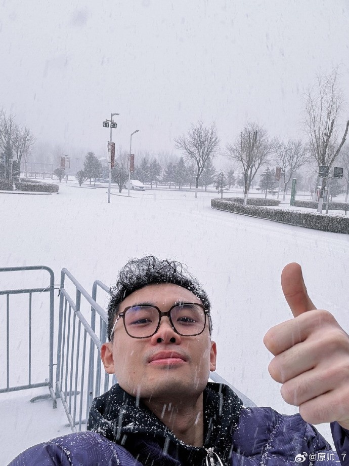 原帅晒照：第一次在太原见这么大雪 有点兴奋