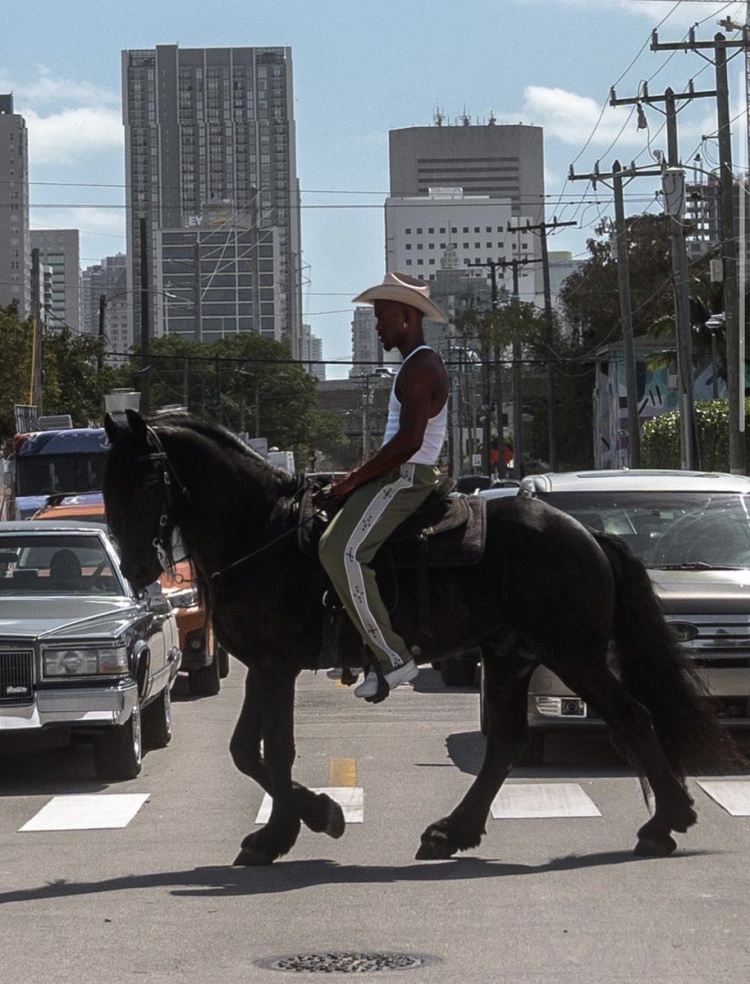 🤠🏇美媒晒照：热火球星巴特勒在迈阿密市中心街头骑马出行！