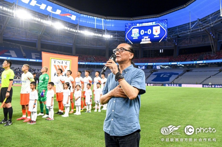 申花对阵泰山 俱乐部邀请申花队原队徽设计师卢宏担任国歌领唱 