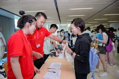 开学了！陈芋汐与徐卓一今日到同济大学报到 校长为两人佩戴校徽