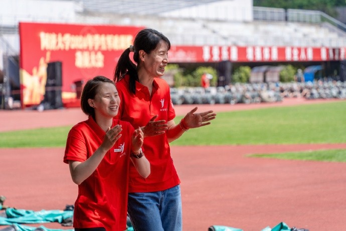 开学了！陈芋汐与徐卓一今日到同济大学报到 校长为两人佩戴校徽