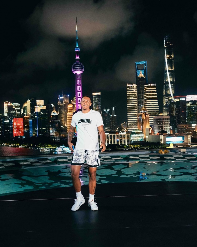 班凯罗晒中国行足迹：这颗🏀可以带你去的地方太疯狂了!