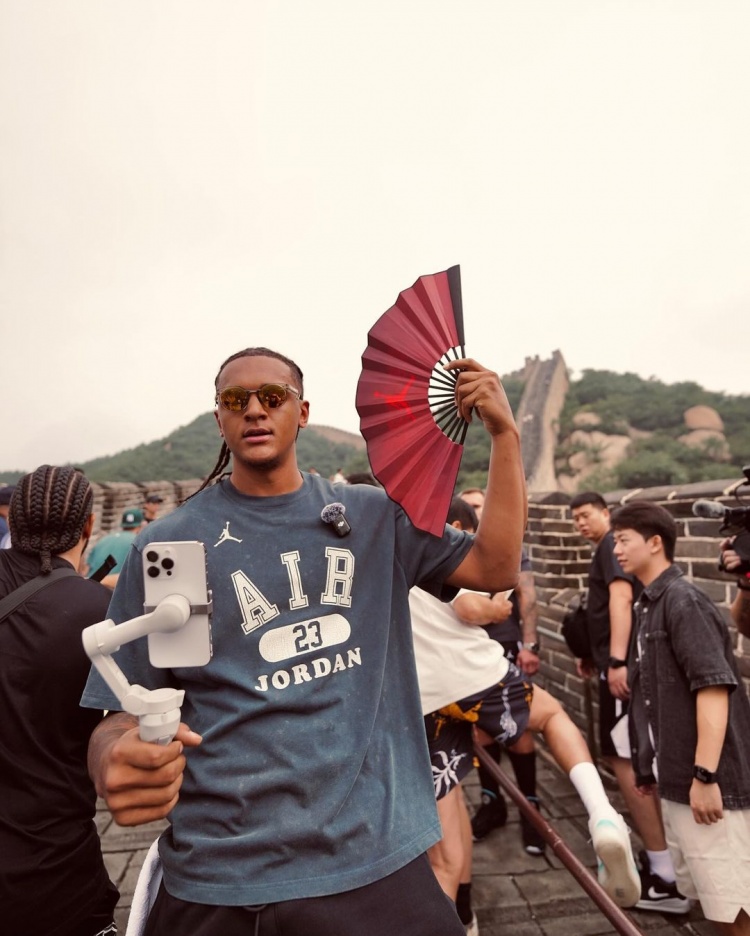 班凯罗晒中国行足迹：这颗🏀可以带你去的地方太疯狂了!