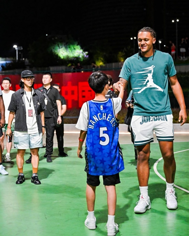 班凯罗晒中国行足迹：这颗🏀可以带你去的地方太疯狂了!