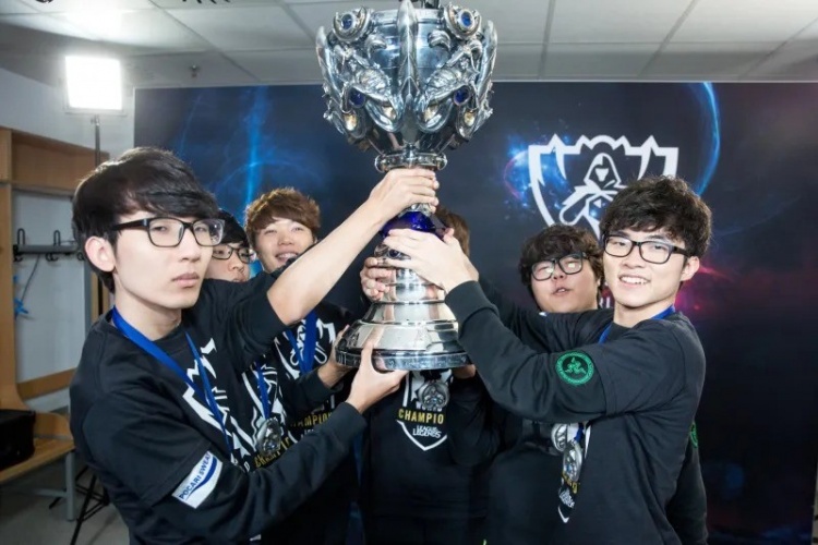 LOL官推盘点历届最接近黄金之路的队伍：SKT、RNG、G2、JDG